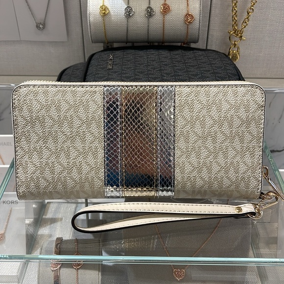 Michael Kors Jet Set Travel Large Signature Logo and Metallic Continental Wallet - Picture 6 of 16